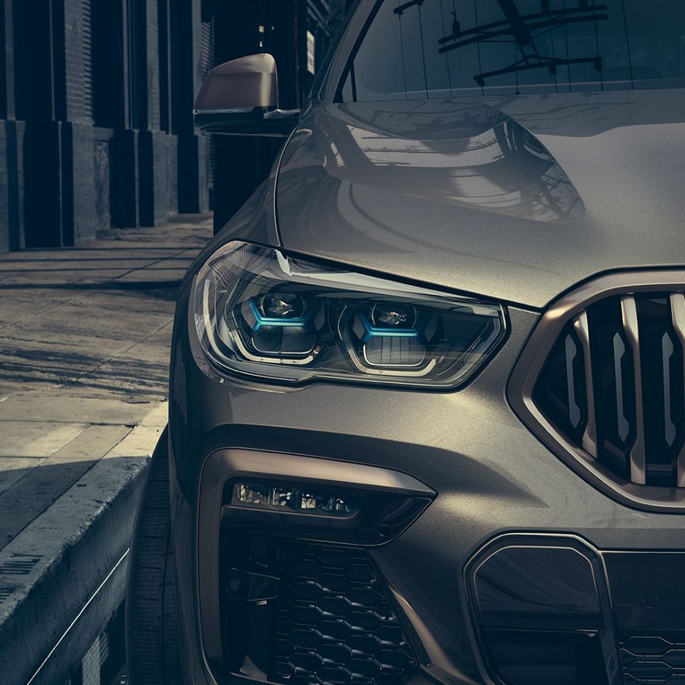 BMW laserlys. Nærbilde av BMW X6 med fokus på laserlyset.