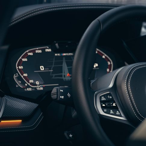 BMW assistentsystemer. Nærbilde av BMW-interiøret med fokus på kombiinstrumentet.