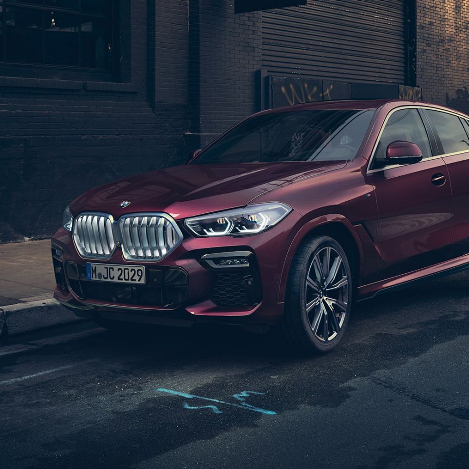 BMW X6 Individual eksteriør. BMW X6 Individual stående sett forfra.