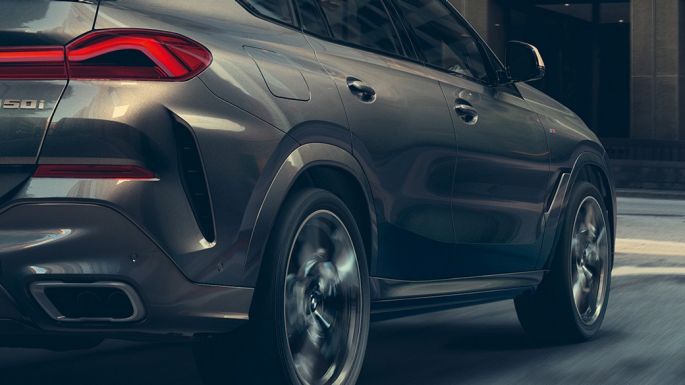 Adaptivt M understell Professional. BMW X6 sett fra hekken.