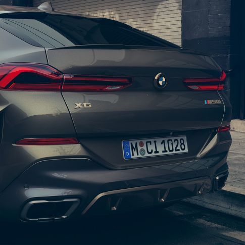 M sportseksosanlegg i BMW X6. Nærbilde av M sportseksosanlegg i BMW X6.