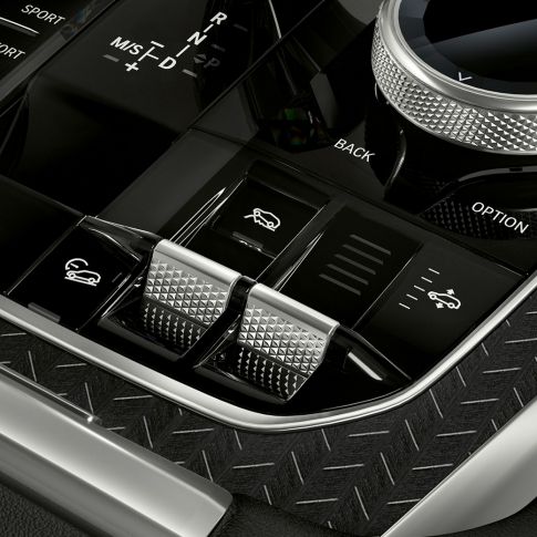 BMW X6 midtkonsoll. Nærbilde av interiøret i BMW X6 med fokus på midtkonsollen.