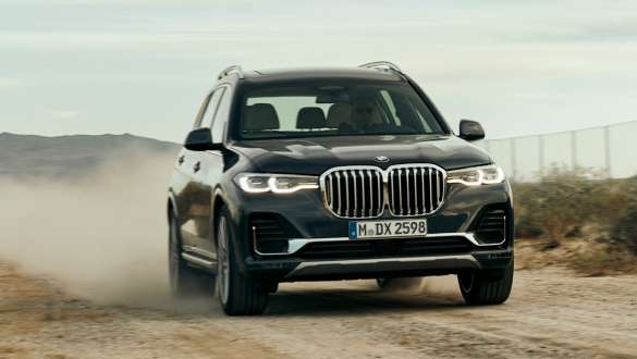 BMW X7 med Executive Drive Pro kjører i terrenget BMW X7 kjører i terrenget