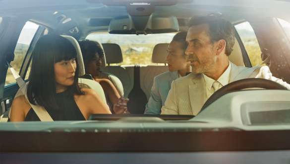 BMW Gesture Control En mann og en kvinne sitter i bilen, kvinnen bruker Gesture Control
