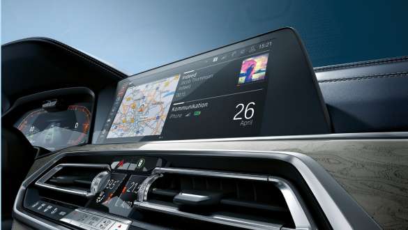 BMW Live Cockpit Professional BMW Live Cockpit Professional sett skrått nedenfra