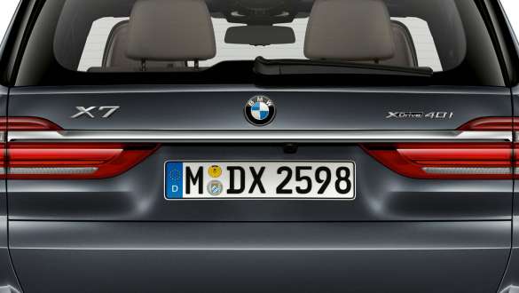 Kromlist på hekken Nærbilde av kromlisten på hekken til BMW X7