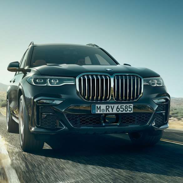 BMW X7 front BMW X7 i antikkgrå, utvendig design, front fra froskeperspektiv, G07 2019