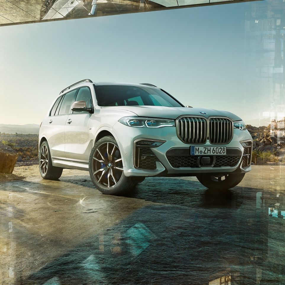 BMW X7 M50d sett skrått forfra Parkert hvit BMW X7 M50d sett skrått forfra