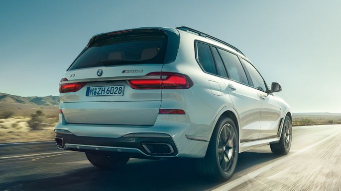 BMW X7 M50d sett bakfra Hvit BMW X7 M50d i fart sett bakfra