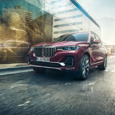 BMW Individual X7 xDrive 40i sett skrått forfra BMW X7 i ametrin metalliclakk i fart sett skrått forfra