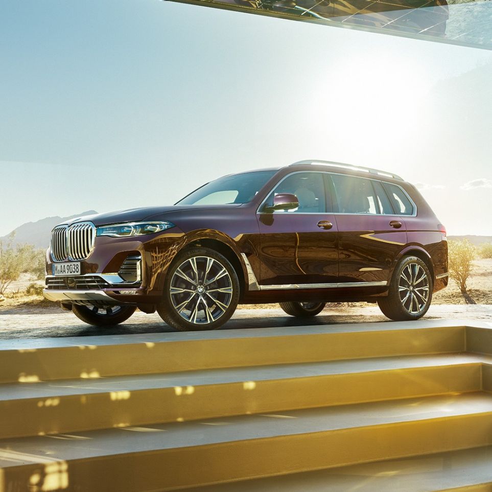 BMW Individual X7 xDrive40i sett fra siden Parkert BMW X7 i ametrin metallic sett fra siden, G07, 2019