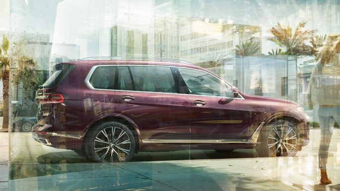BMW Individual X7 40i xDrive sett fra siden Parkert BMW X7 i ametrin metalliclakk sett fra siden