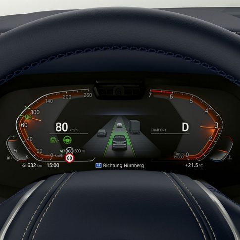 Driving Assitant Plus og parkeringsassistent Plus Nærbilde av instrumentpanel med Driving Assitant Plus og parkeringsassistent Plus