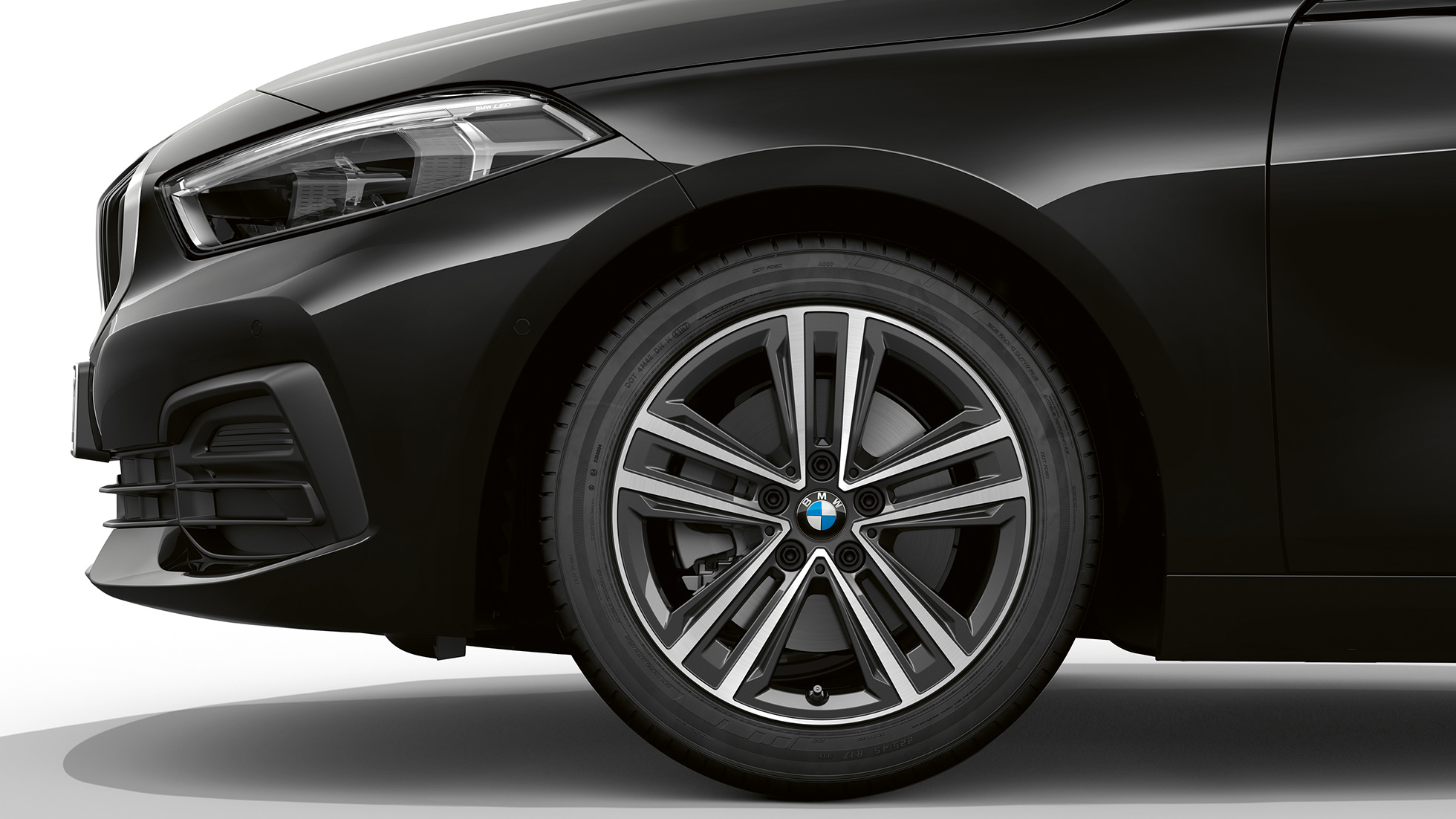 16" lettmetallfelger stjerneeke 517 BMW 1-serie Modell Advantage i Sort, sideveis forfra med 16''Lettmetallfelger stjerneeke 517.