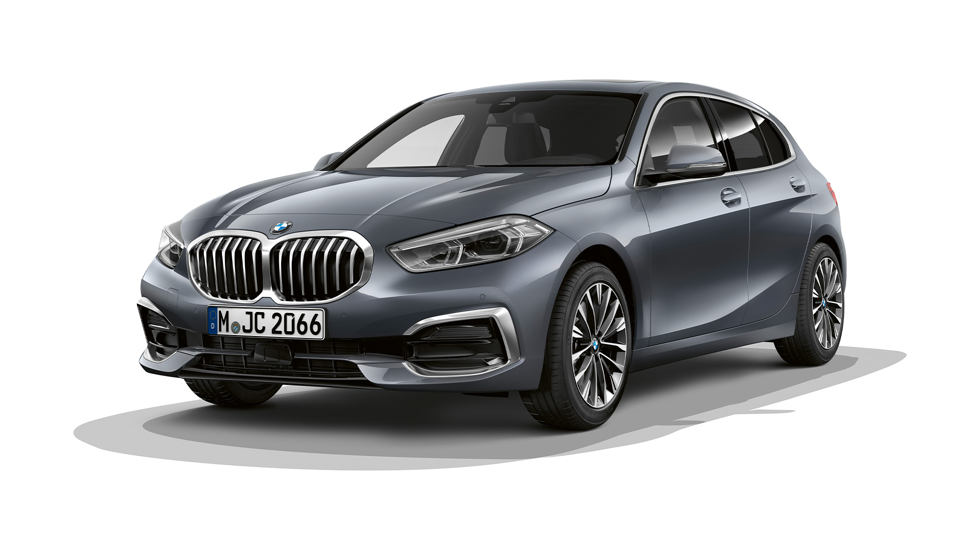 BMW 1-serie Modell Luxury Line, skrått forfra. BMW 1-serie Modell Luxury Line i Storm Bay metallic, studioopptak skrått forfra.