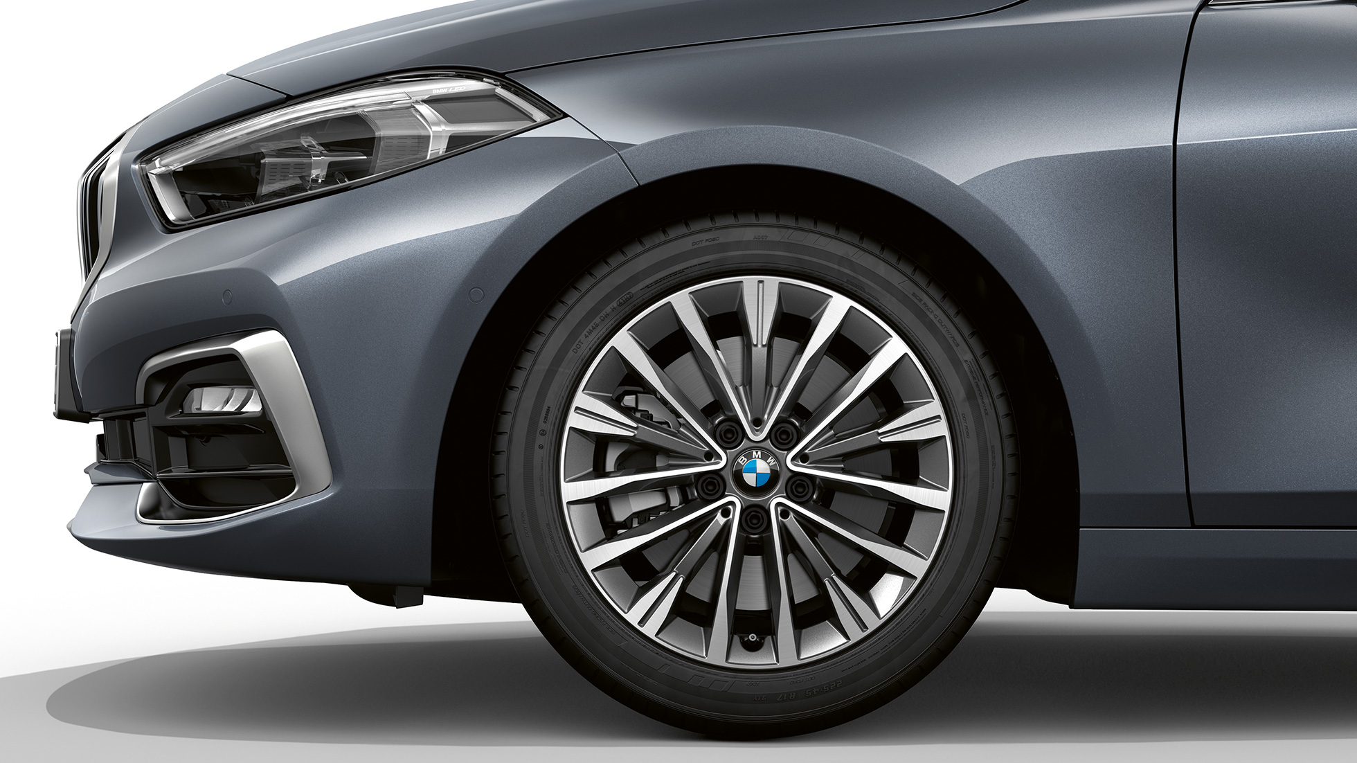 17" lettmetallfelg multieke 547 BMW 1-serie Modell Luxury Line i Storm Bay metallic, sideveis forfra med 17''Lettmetallfelger multieke 547.