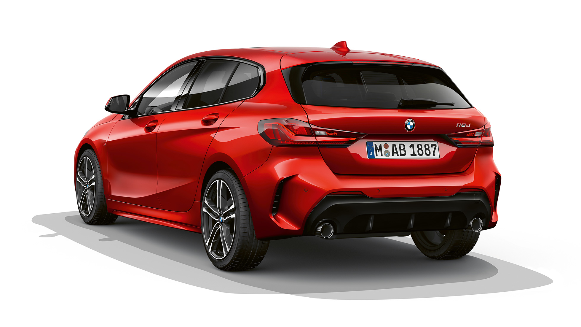 BMW 1-serie Modell M Sport, skrått bakfra BMW 1-serie Modell M Sport i Melbourne Rot metallic, studioopptak skrått bakfra.