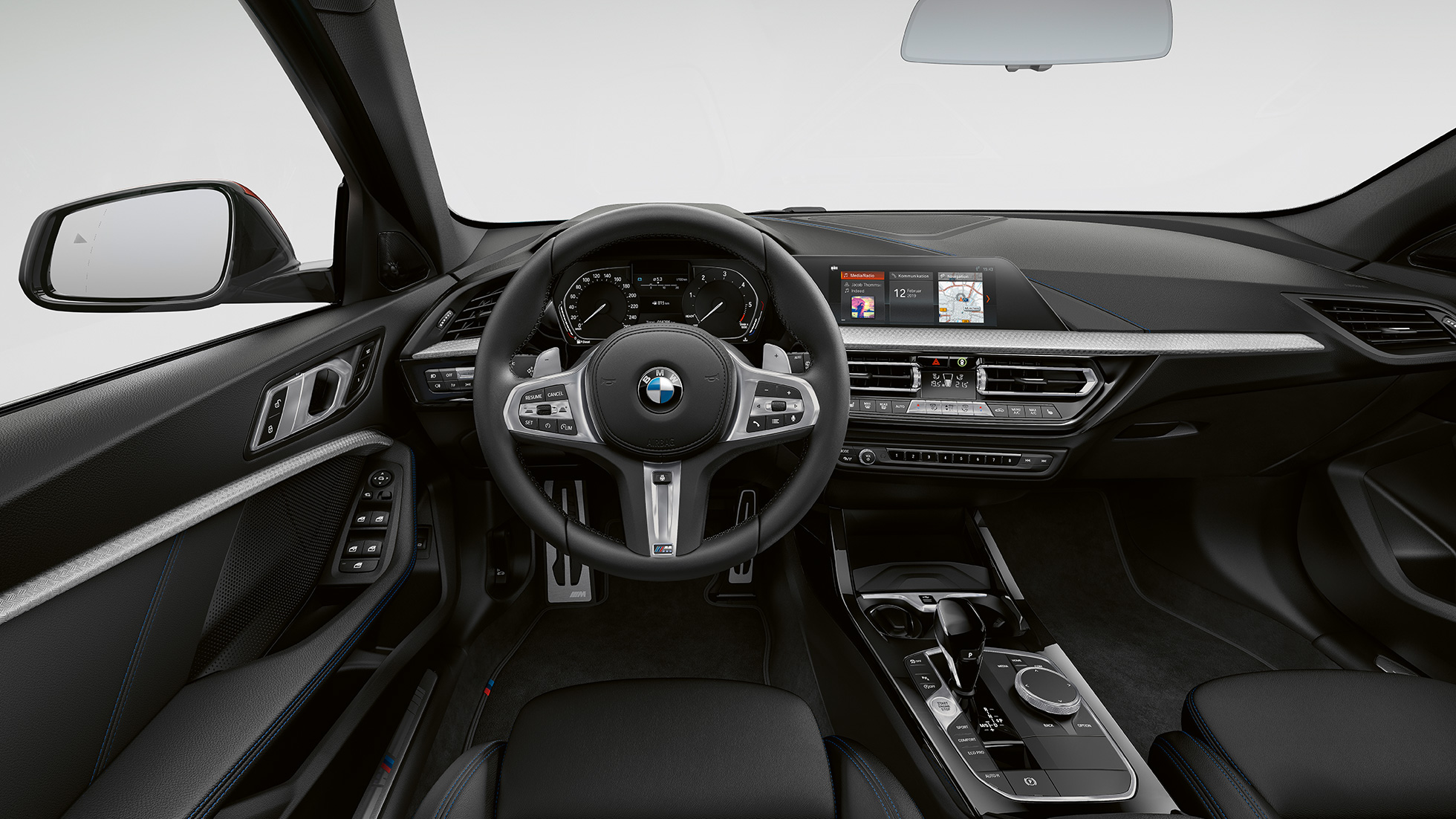 M lærratt. BMW 1-serie Modell M Sport, førerplass med M lærratt.