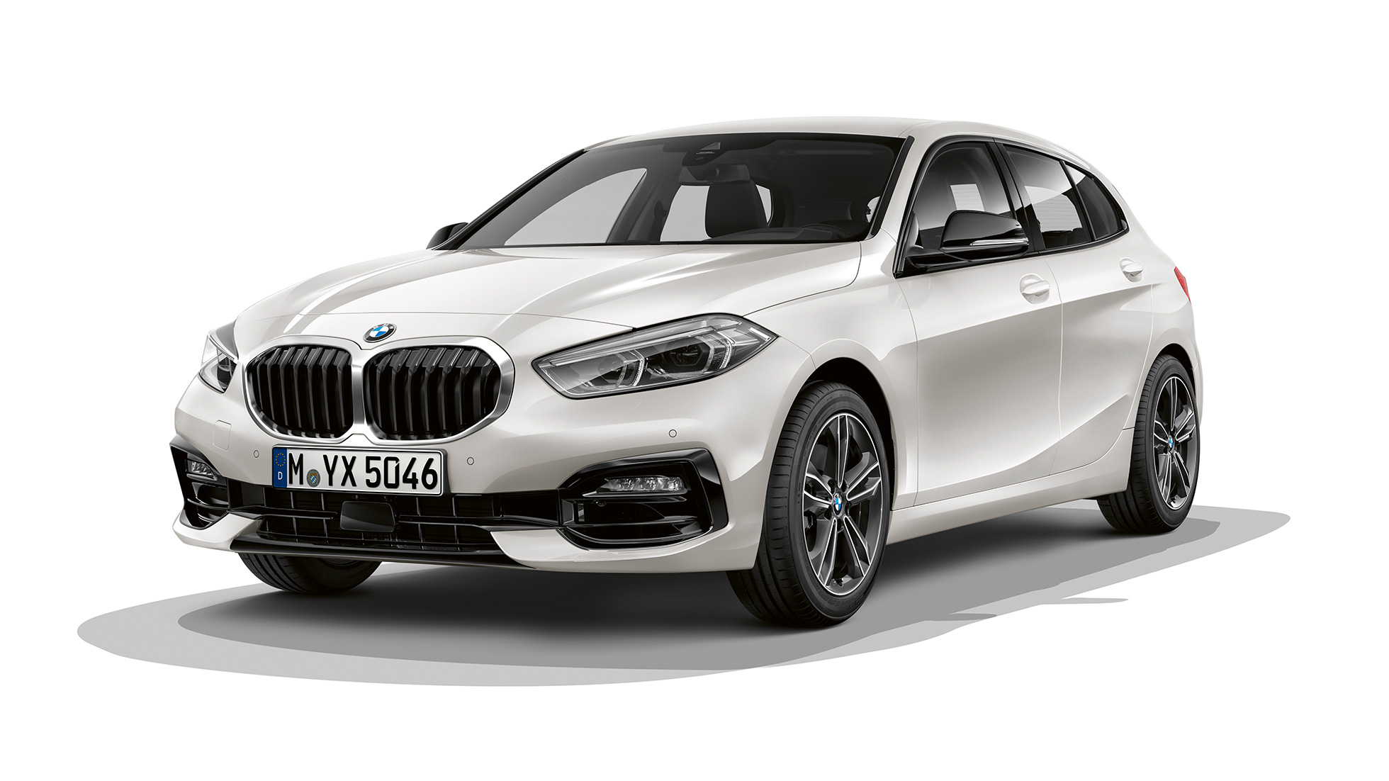 BMW 1-serie Modell Sport Line, skrått forfra. BMW 1-serie Modell Sport Line i mineralhvit metallic, studioopptak skrått forfra.