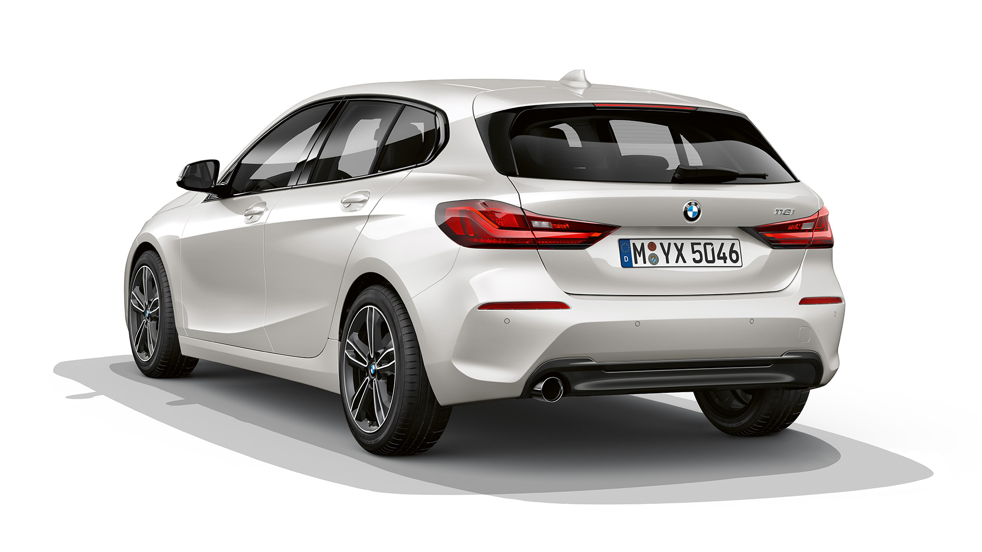 BMW 1-serie Modell Sport Line, skrått bakfra BMW 1-serie Modell Sport Line mineralhvit metallic, studioopptak skrått bakfra.