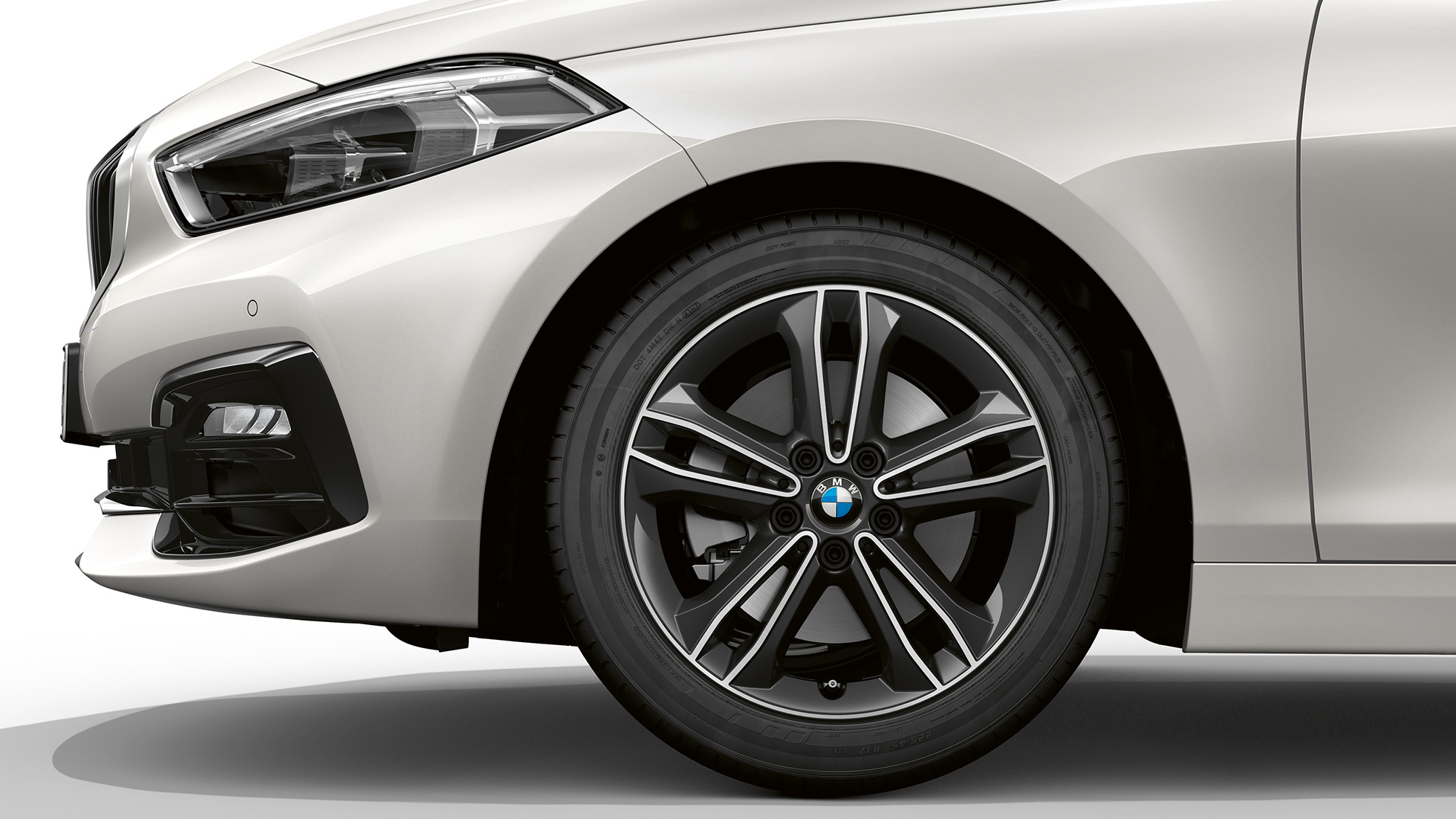 17" lettmetallfelg dobbelteke 549 BMW 1-serie Modell Sport Line i mineralhvit metallic, sideveis forfra med 17''Lettmetallfelger dobbelteke 549.