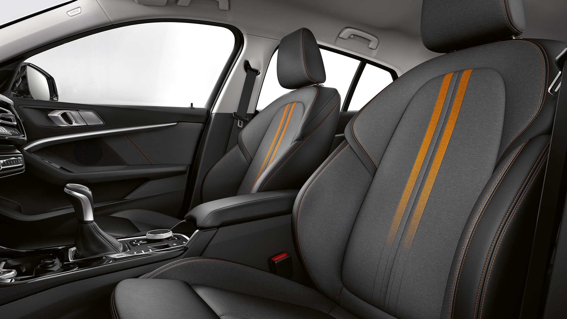 Sportsseter foran. BMW 1-serie Modell Sport Line, interiør med sportsseter foran.