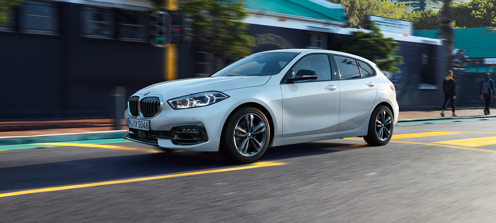 BMW 1-serie Modell Sport Line, skrått fra siden BMW 1-serie Modell Sport Line mineralhvit metallic, skrått fra siden, kjørende.