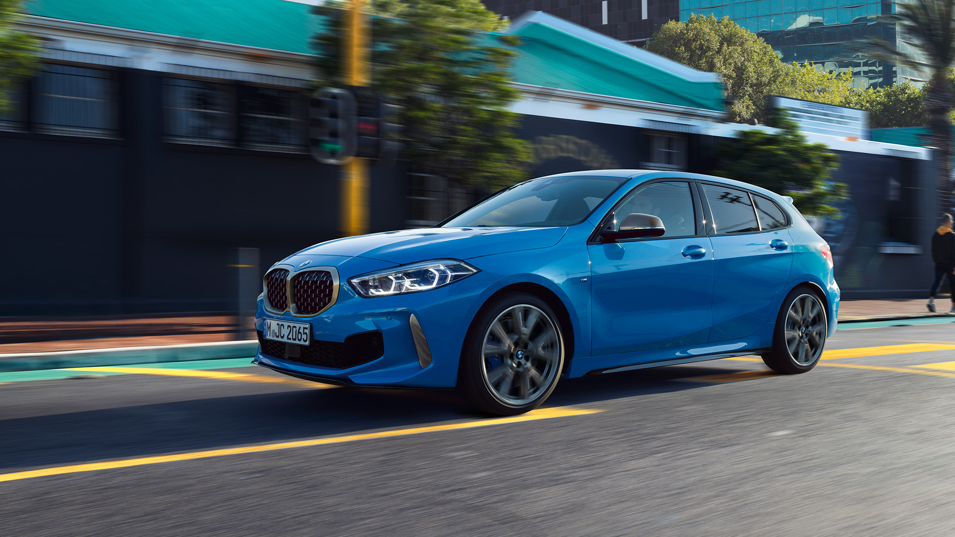 BMW 1-serie sett skrått fra siden. BMW 1-serie i Misano Blau metallic, sett skrått fra siden, kjørende.