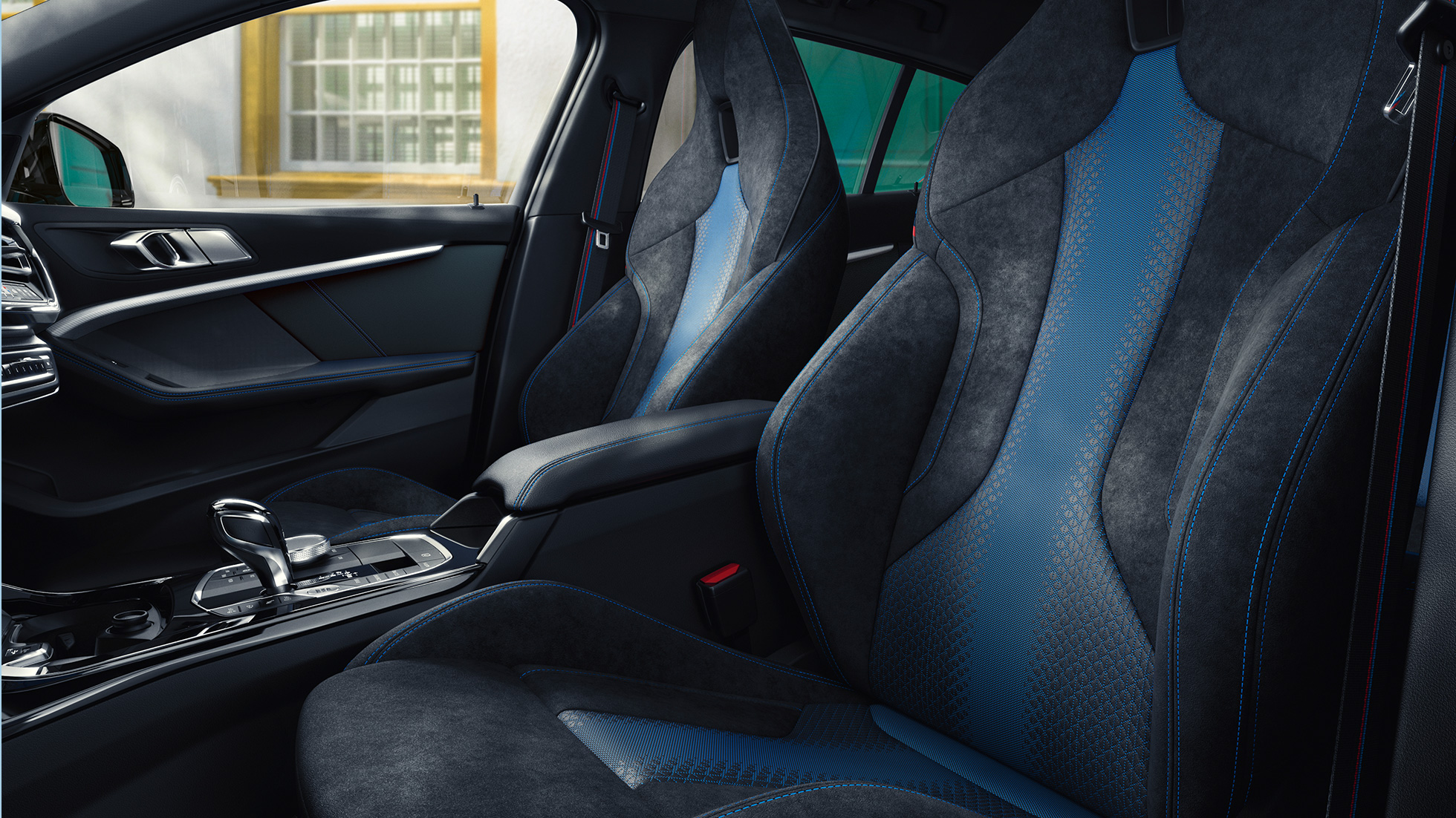 M sportsseter. Ergonomisk formet M sportsseter i BMW 1-serie med blå kontrastsøm og integrert hodestøtte.