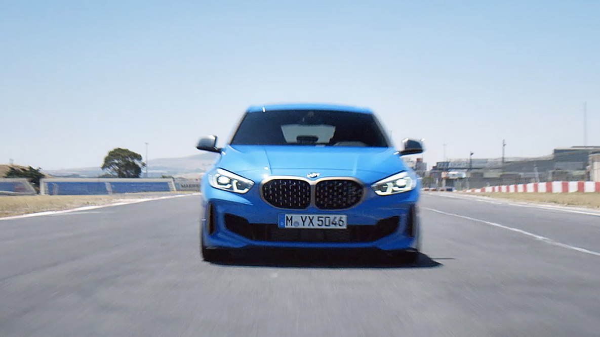 Veigrep og stabilitet. BMW 1-serie med høy veigrep og stabilitet.
