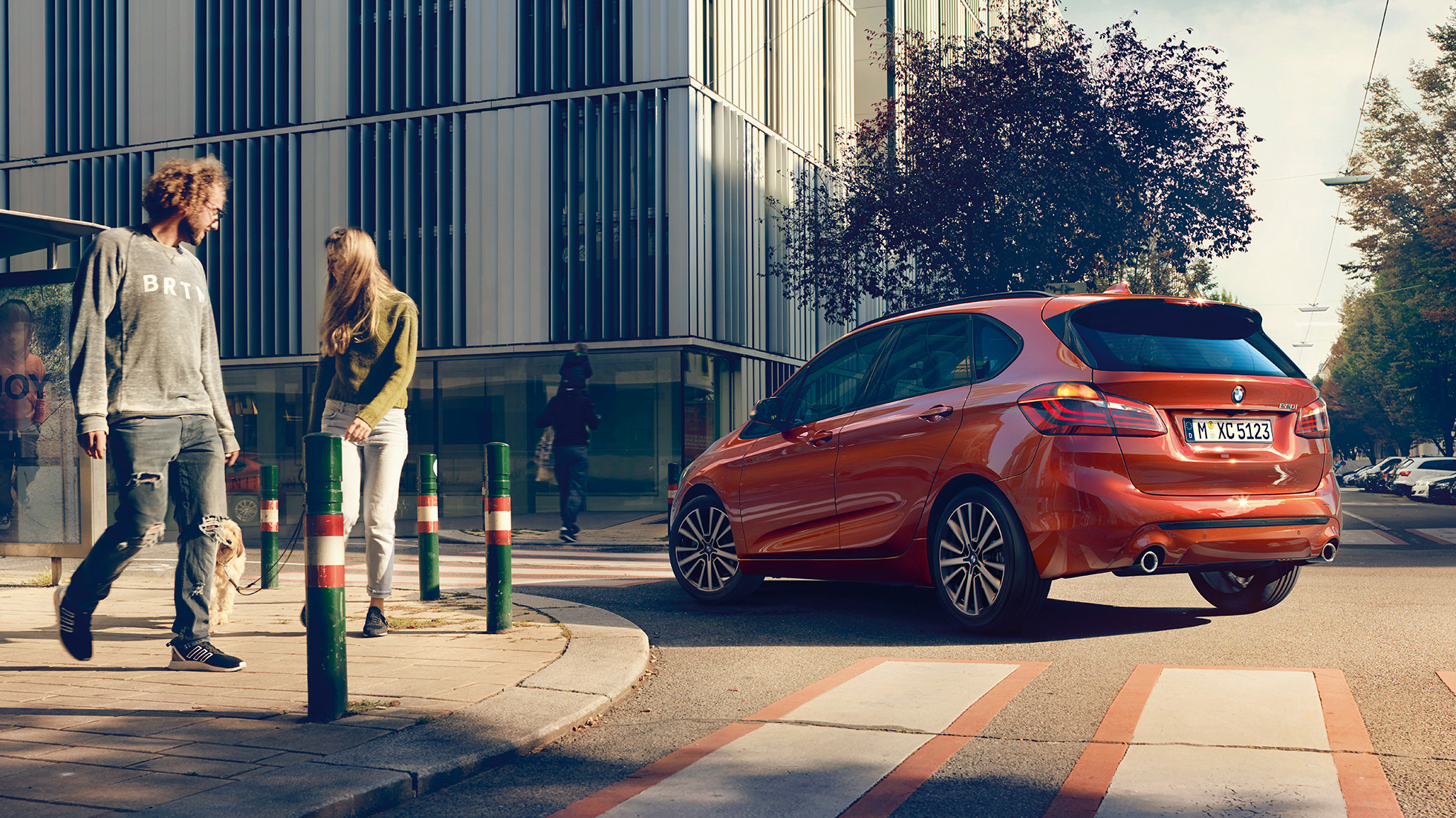 Kjøredynamikk BMW 2-serie Active Tourer Kjøredynamikk BMW 2-serie Active Tourer F45 2018 Sunset Orange metallic sett skrått bakfra