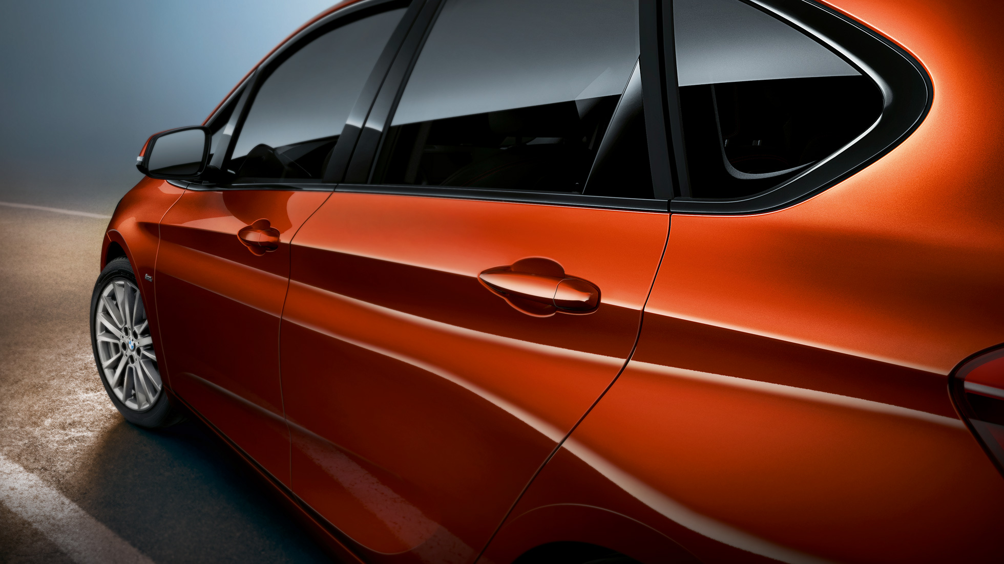 Næropptak av siden BMW 2-serie Active Tourer BMW 2-serie Active Tourer F45 Facelift 2018 Sunset Orange metallic næropptak av siden