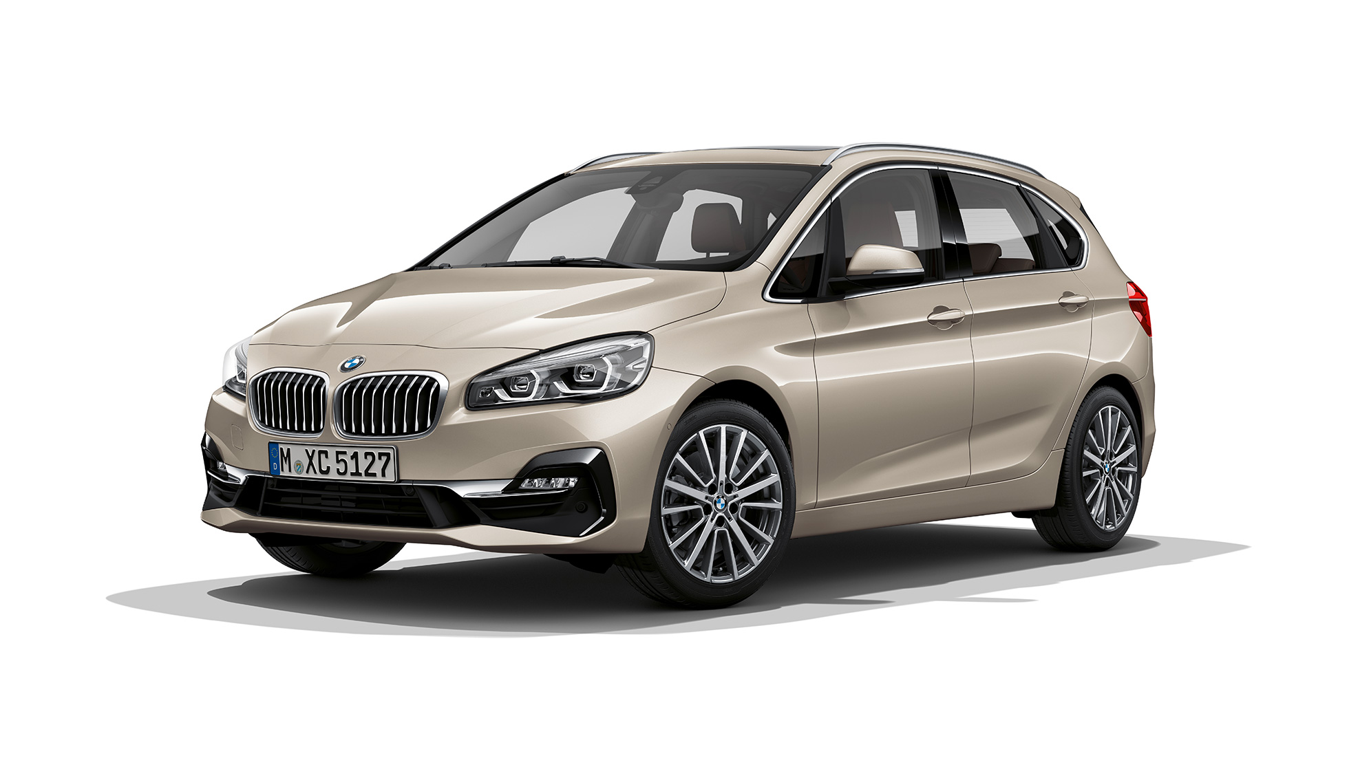 Sett skrått bakfra BMW 2-serie Active Tourer modell Luxury Line BMW 2-serie Active Tourer modell Luxury Line 225i xDrive F45 2018 Jucarobeige metallic sett skrått forfra