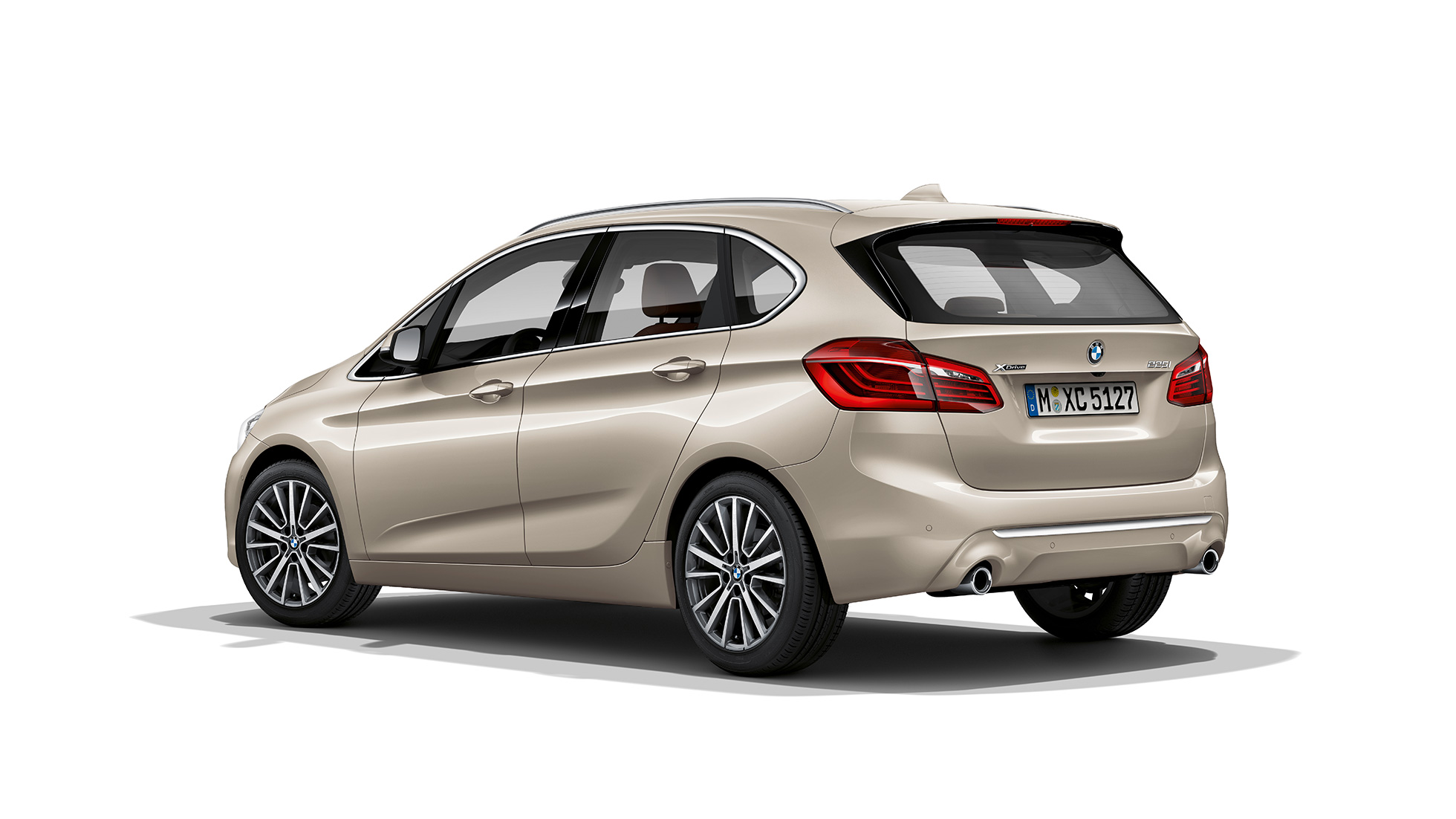 Sett skrått bakfra BMW 2-serie Active Tourer modell Luxury Line BMW 2-serie Active Tourer modell Luxury Line 225i xDrive F45 2018 Jucarobeige metallic sett skrått bakfra