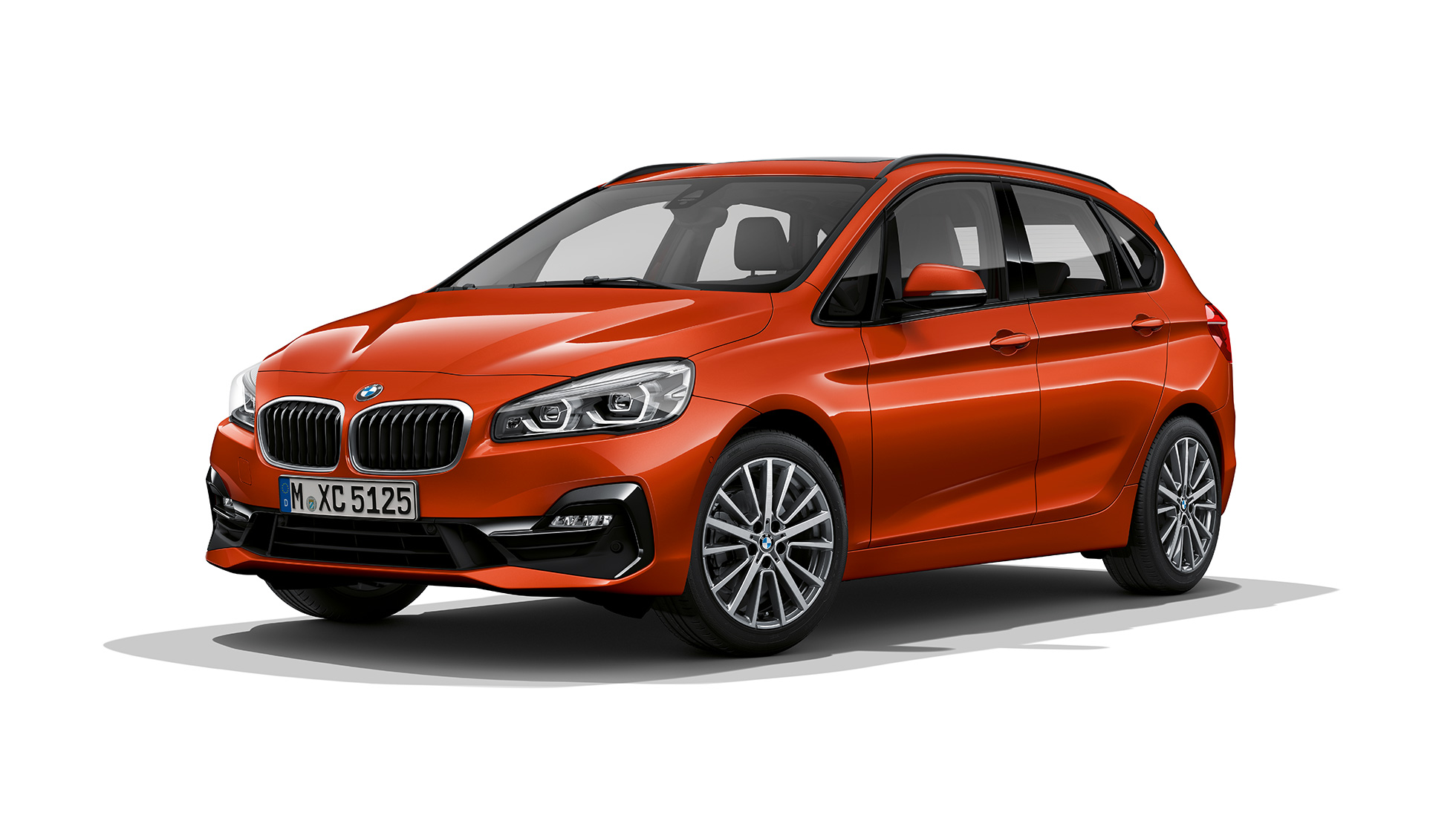 Sett skrått forfra BMW 2-serie Active Tourer modell Sport Line BMW 2-serie Active Tourer modell Sport Line 220i F45 2018 Sunset Orange metallic sett skrått forfra