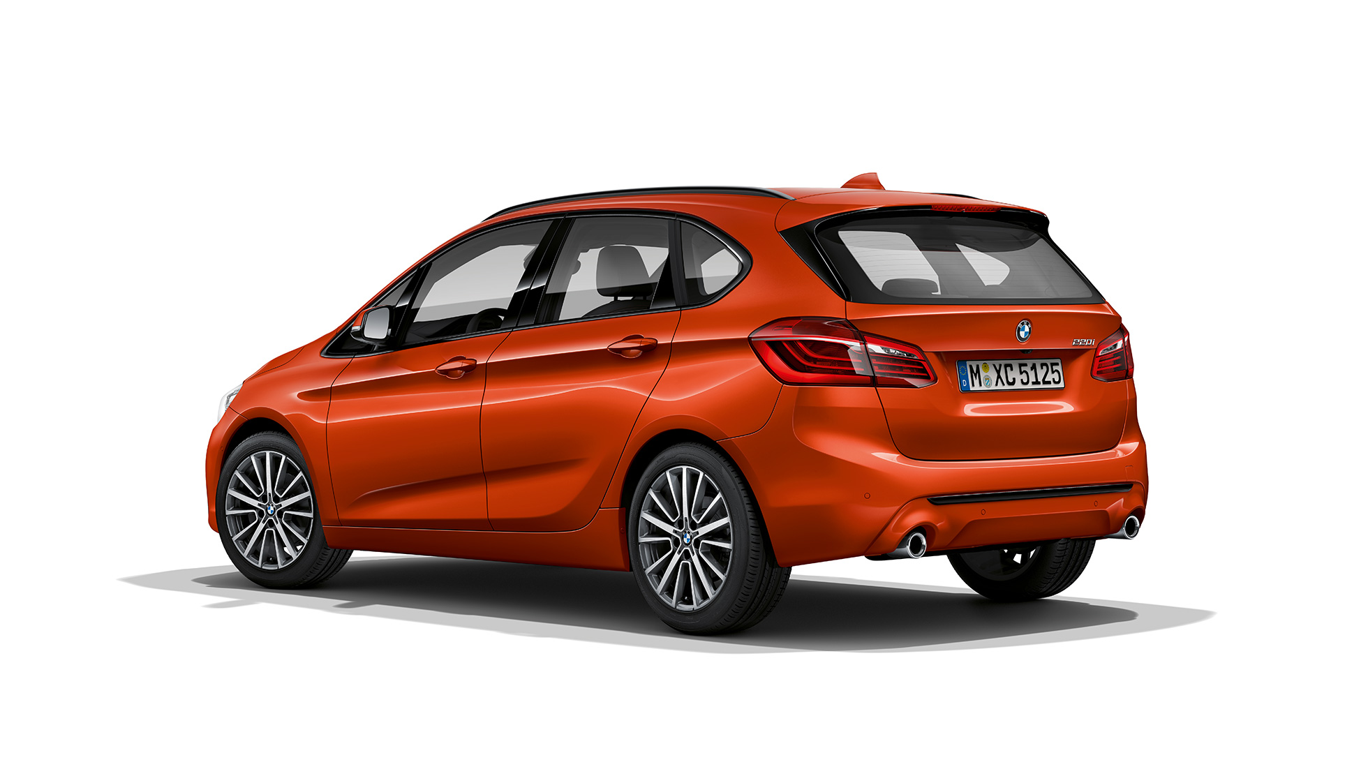Sett skrått bakfra BMW 2-serie Active Tourer modell Sport Line BMW 2-serie Active Tourer modell Sport Line 220i F45 2018 Sunset Orange metallic sett skrått bakfra