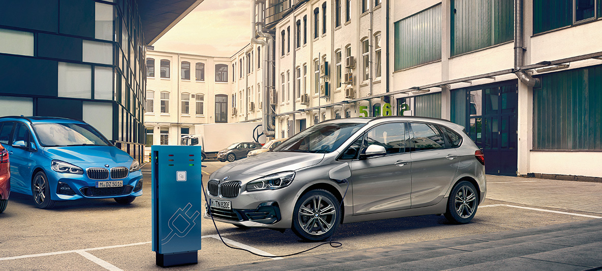 BMW 225xe Active Tourer Plug-in-Hybrid BMW 225xe Active Tourer Plug-in-Hybrid F45 2018 stående ved en ladestasjon