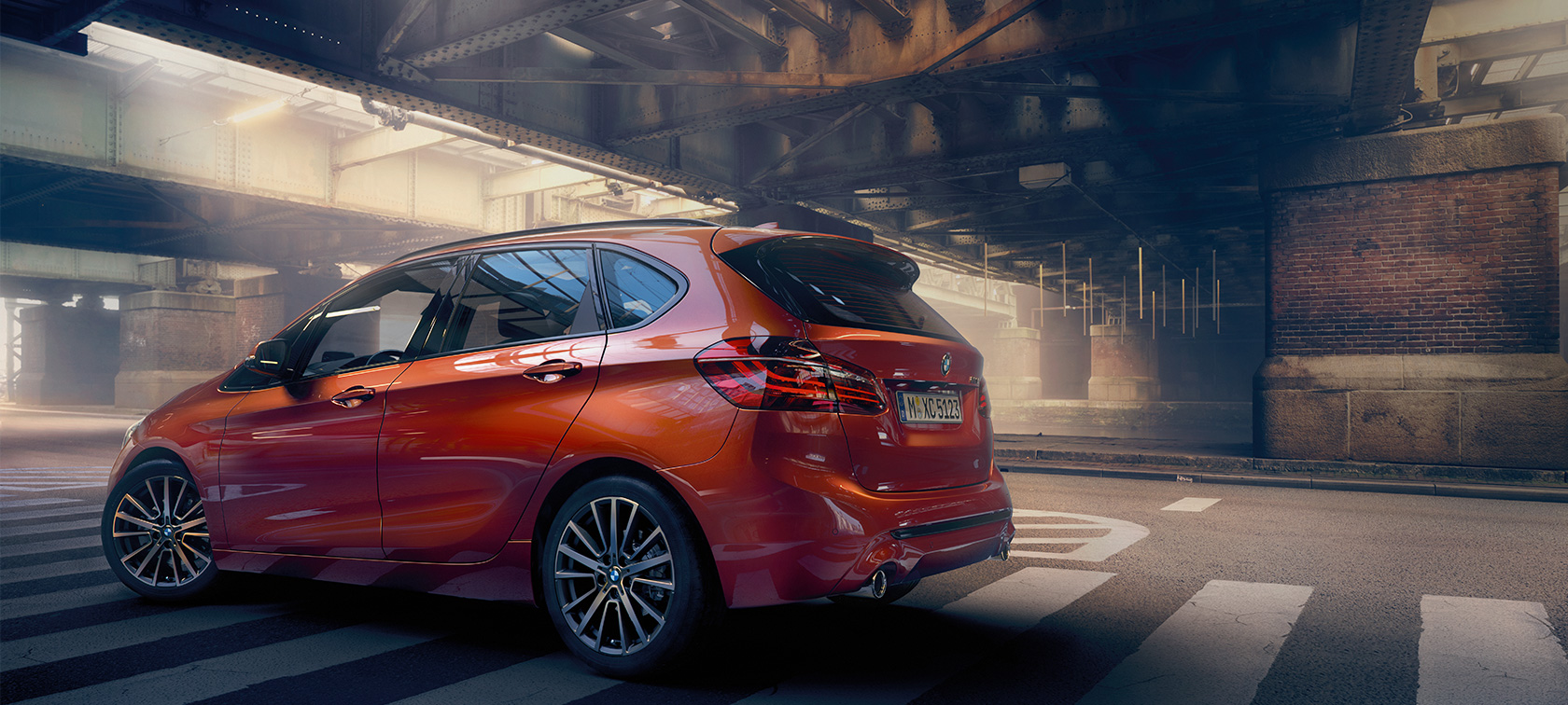 Sett fra siden BMW 2-serie Active Tourer BMW 2-serie Active Tourer F45 Facelift 2018 Sunset Orange metallic sett fra siden stående i hall