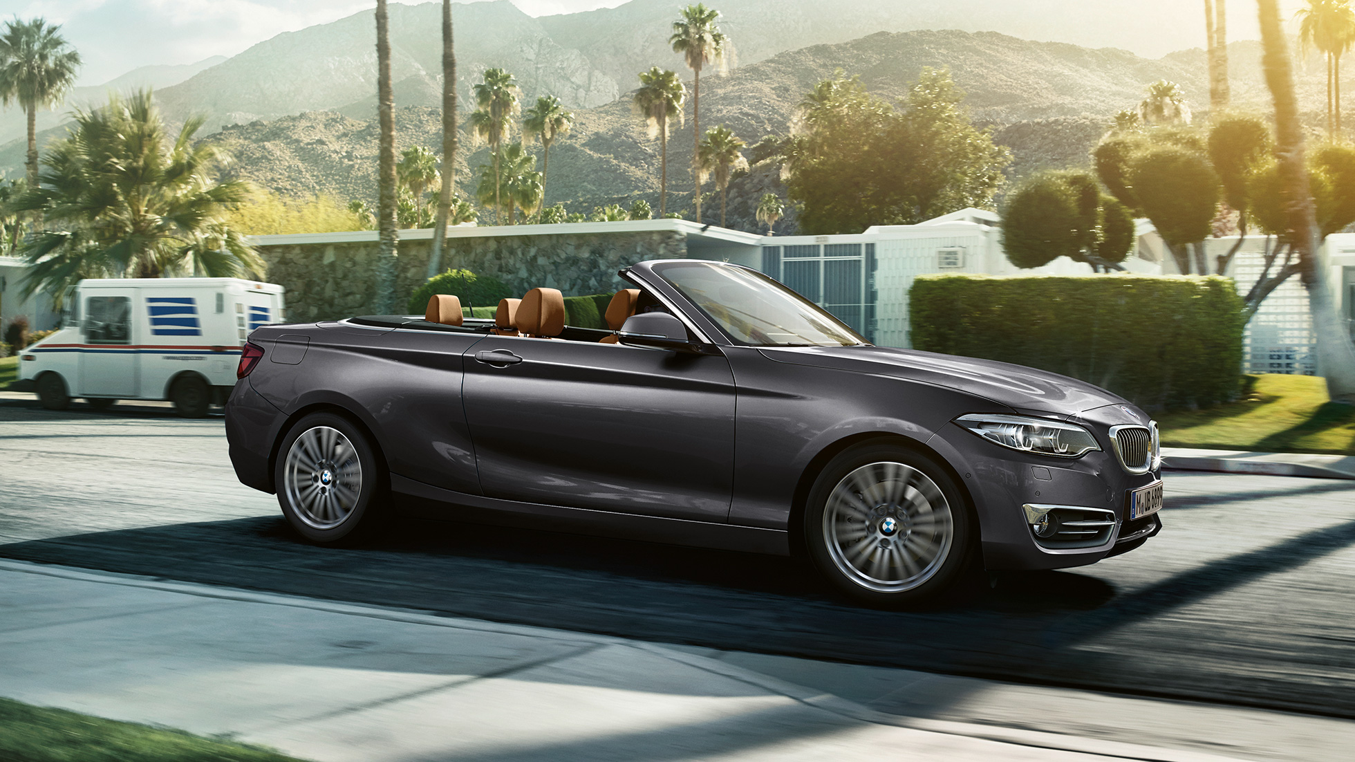 BMW 2-serie Cabriolet som kjører, sett fra siden BMW 2-serie Cabriolet som kjører, sett fra siden