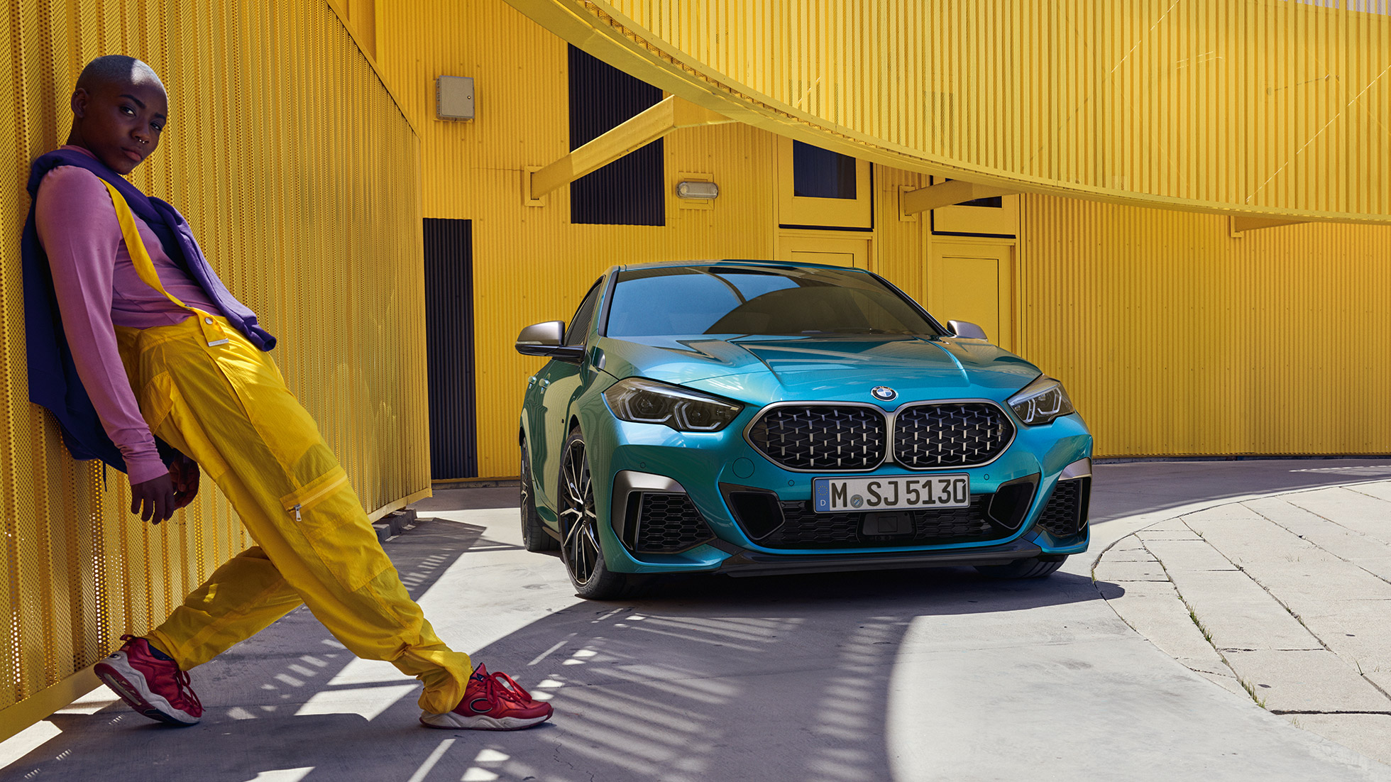 Front BMW 2-serie Gran Coupé BMW 2-serie Gran Coupé med dobbelgrill i nettingdesign Snapper Rocks blå metallic F44 sett skrått forfra