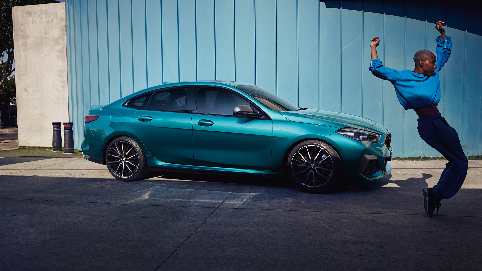 Attraktiv Coupé-silhuett BMW 2-serie Gran Coupé Attraktiv Coupé-silhuett BMW 2-serie Gran Coupé Snapper Rocks blå metallic F44 sett fra siden