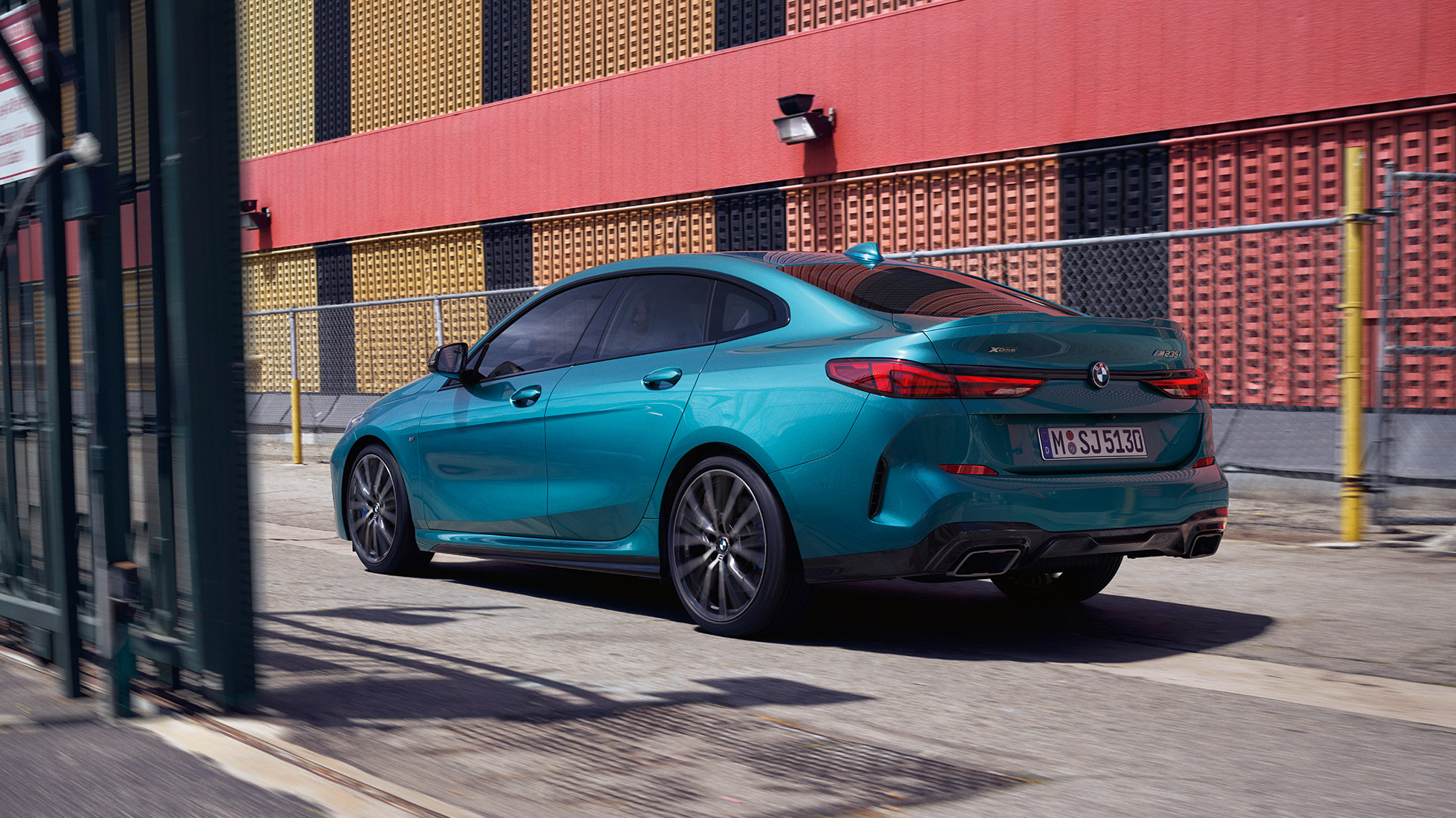 Progressivt design BMW 2-serie Gran Coupé Progressivt design BMW 2-serie Gran Coupé Snapper Rocks blå metallic F44 sett skrått fra siden