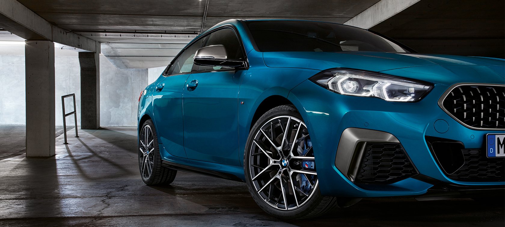 BMW 2-serie Gran Coupé sett skrått forfra BMW 2-serie Gran Coupé Snapper Rocks blå metallic F44 sett skrått forfra