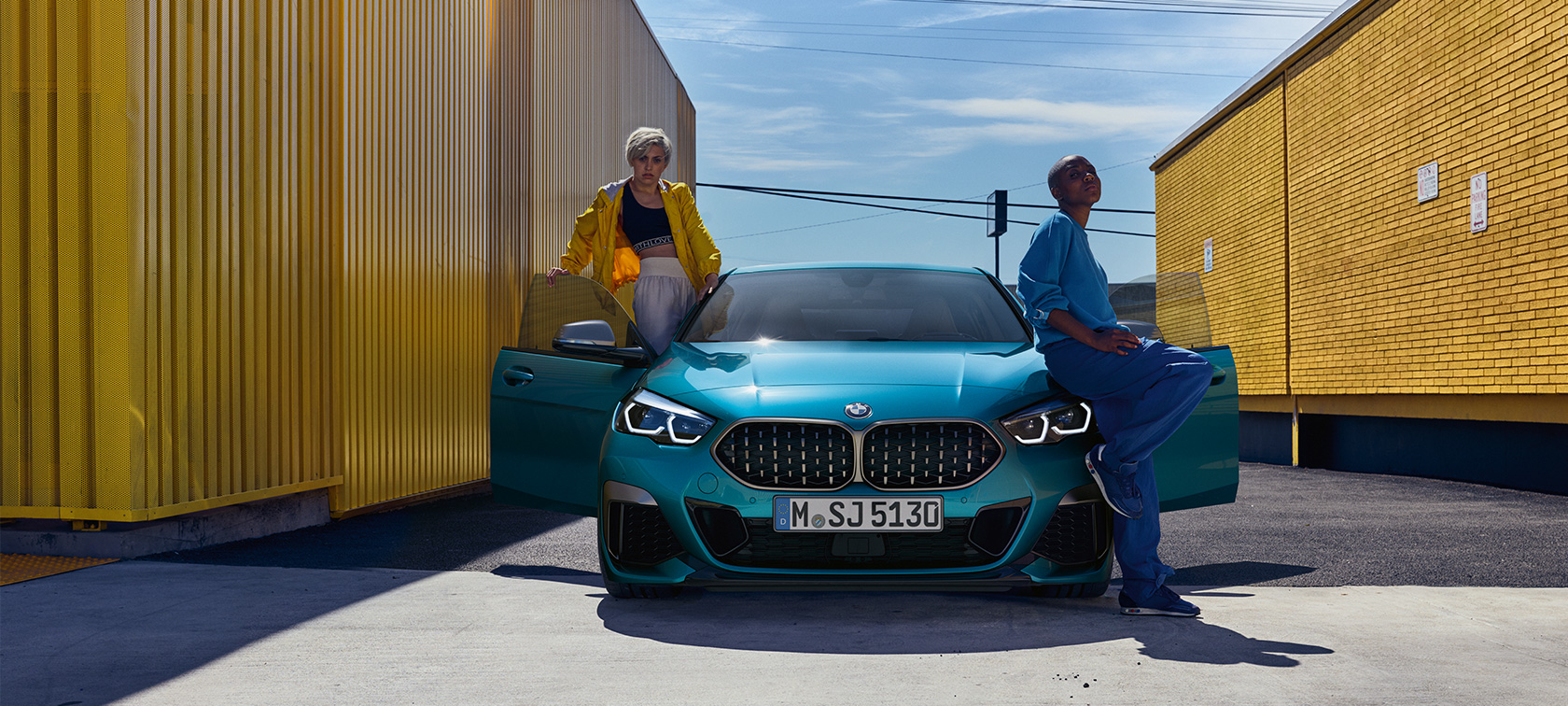 BMW 2-serie Gran Coupé sett forfra med åpnede fordører BMW 2-serie Gran Coupé Snapper Rocks blå metallic F44 sett forfra med åpnede fordører