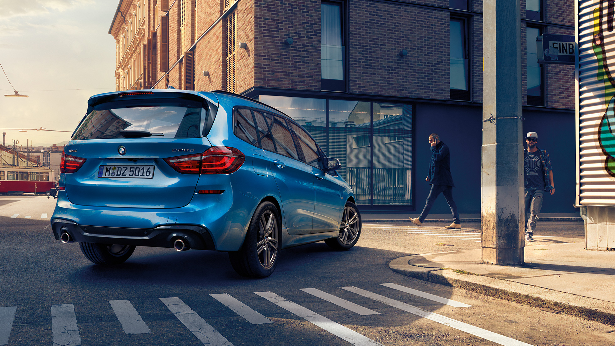 Eksteriør BMW 2-serie Gran Tourer Eksteriør BMW 2-serie Gran Tourer xDrive F46 Facelift 2018 Estoril blå metallic Sett skrått bakfra kjørende i bykjernen