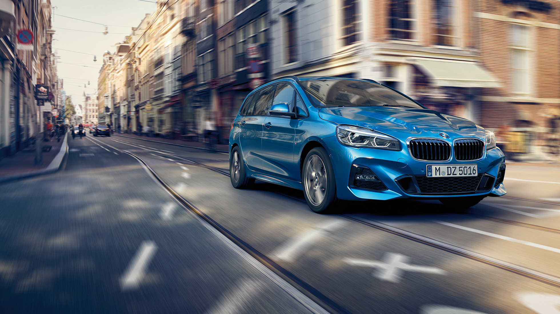 Kjøredynamikk BMW 2-serie Gran Tourer Driving Dynamics BMW 2-serie Gran Tourer F46 2018 Estoril blå metallic sett skrått forfra kjørende i bykjernen