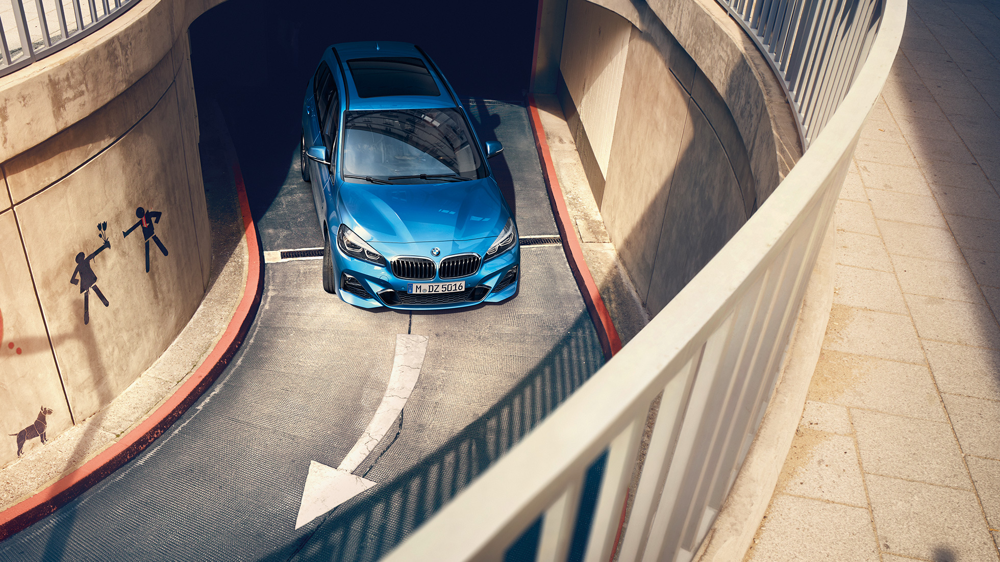 BMW 2-serie Gran Tourer kjørende i parkeringshus BMW 2-serie Gran Tourer F46 Facelift 2018 Estoril blå metallic Sett ovenfra kjørende i parkeringshus