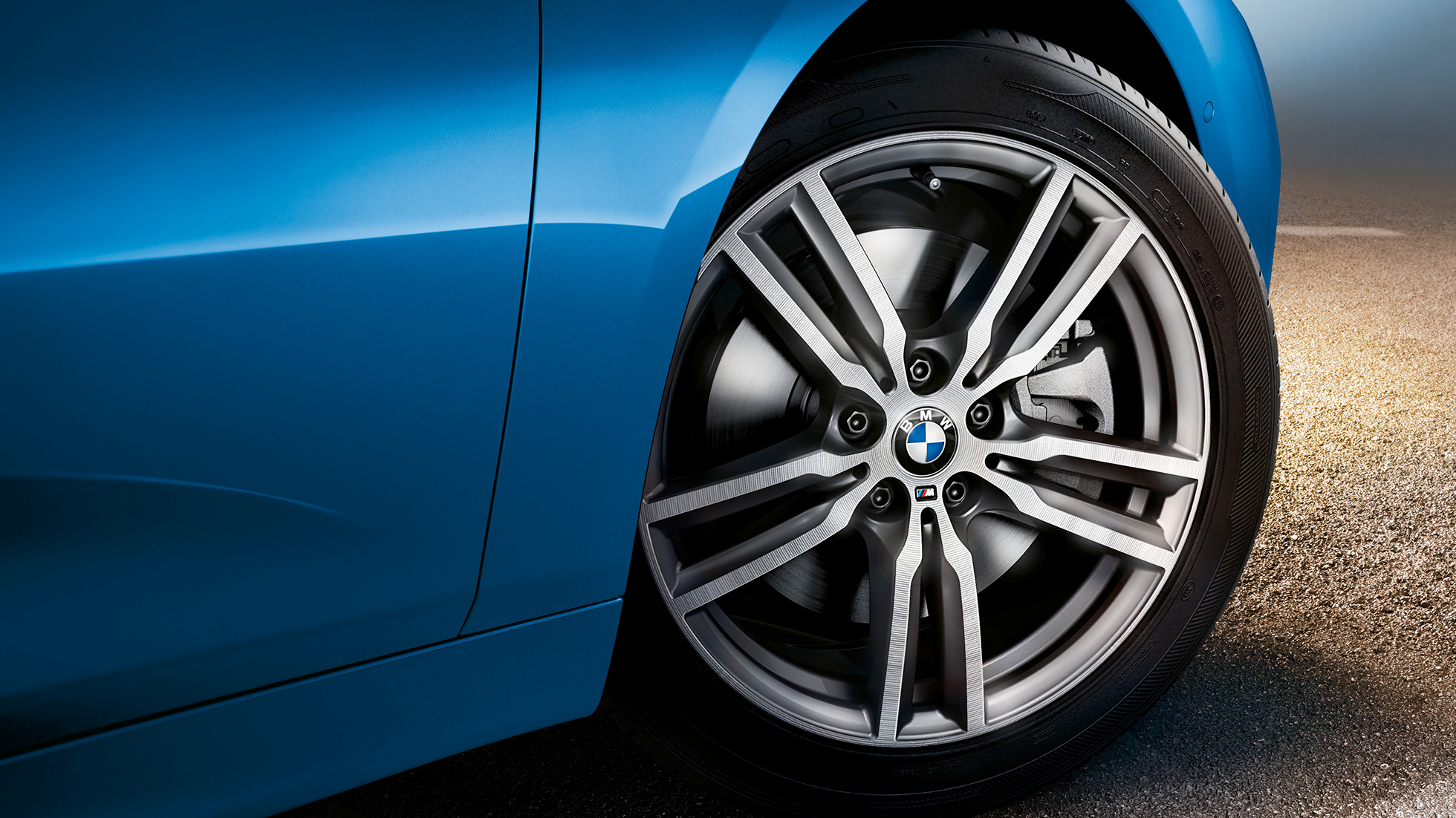 Lettmetallfelger BMW 2-serie Gran Tourer Lettmetallfelger BMW 2-serie Gran Tourer F46 Facelift 2018 Estoril blå metallic Næropptak