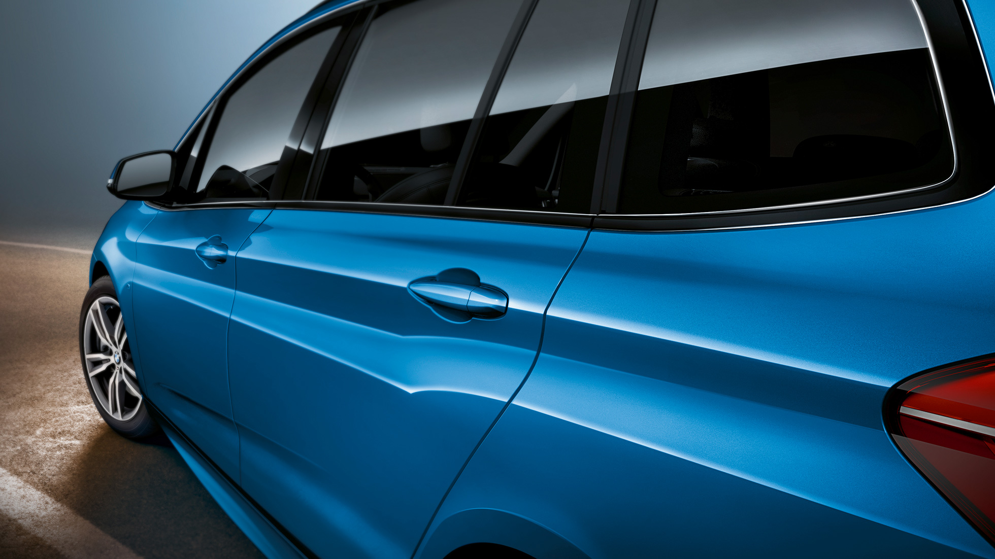 Sideparti BMW 2-serie Gran Tourer Sideparti BMW 2-serie Gran Tourer F46 Facelift 2018 Estoril blå metallic Næropptak