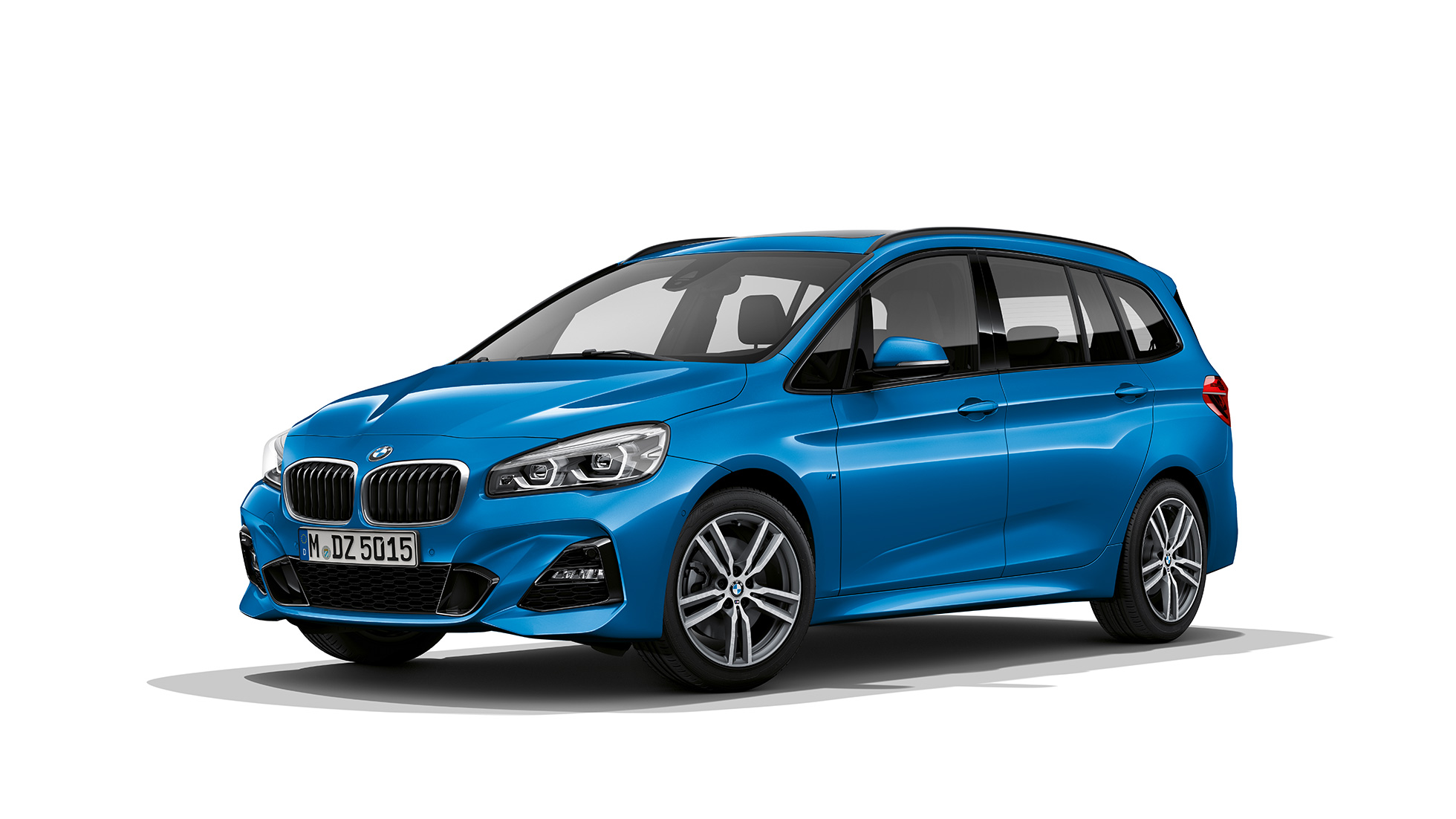 Sett skrått forfra BMW 2-serie Gran Tourer modell M Sport BMW 2-serie Gran Tourer 220d xDrive modell M Sport F46 Facelift 2018 Estoril-blå metallic Sett skrått forfra